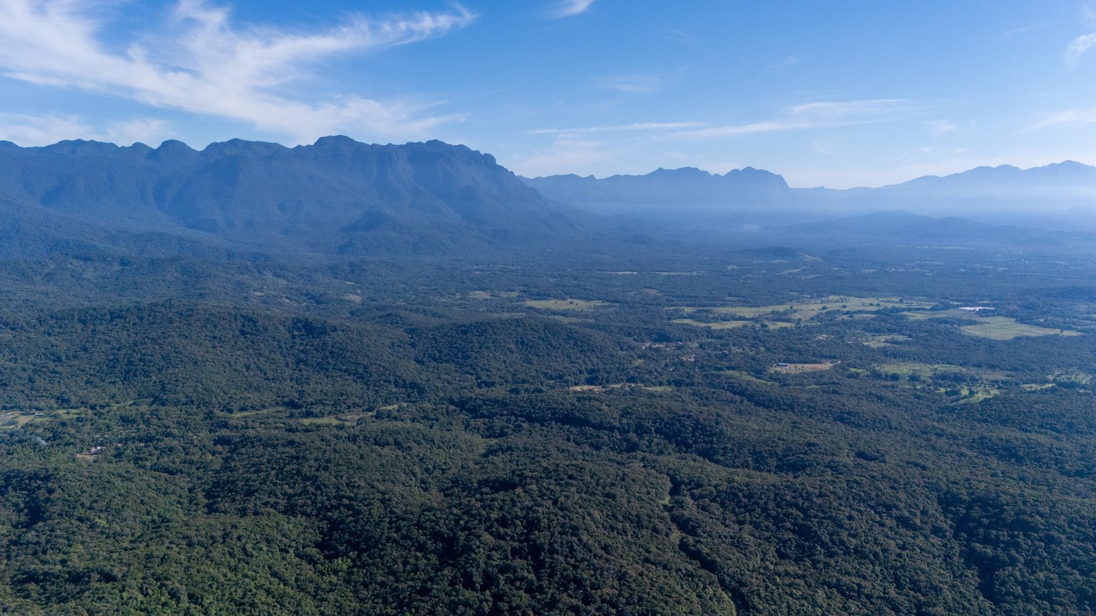 Vista aérea de Morretes com mata e a Serra do Mar ao fundo