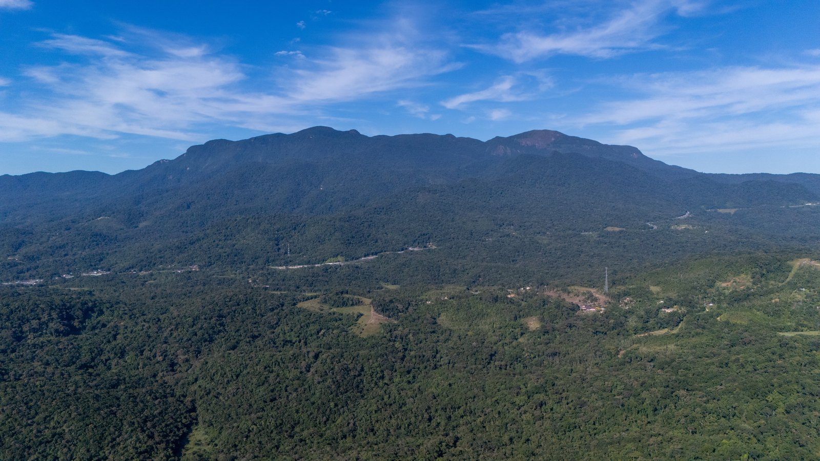 Paisagem aérea da Serra do Mar com áreas verdes em Morretes