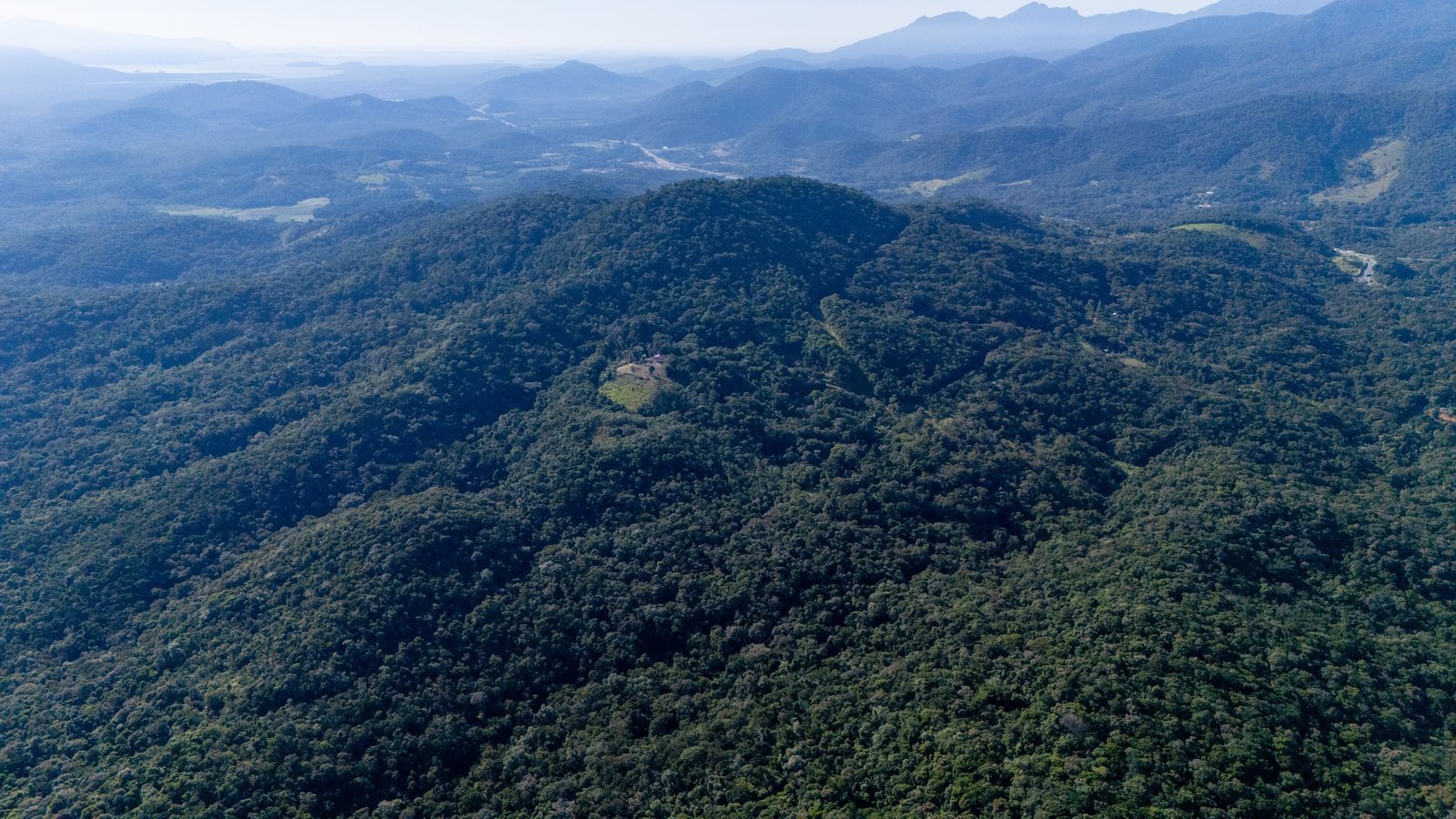 Vista ampla do vale e da serra na região de Morretes