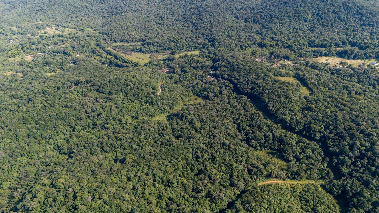 Serra do Mar ao longe com áreas abertas no vale de Morretes