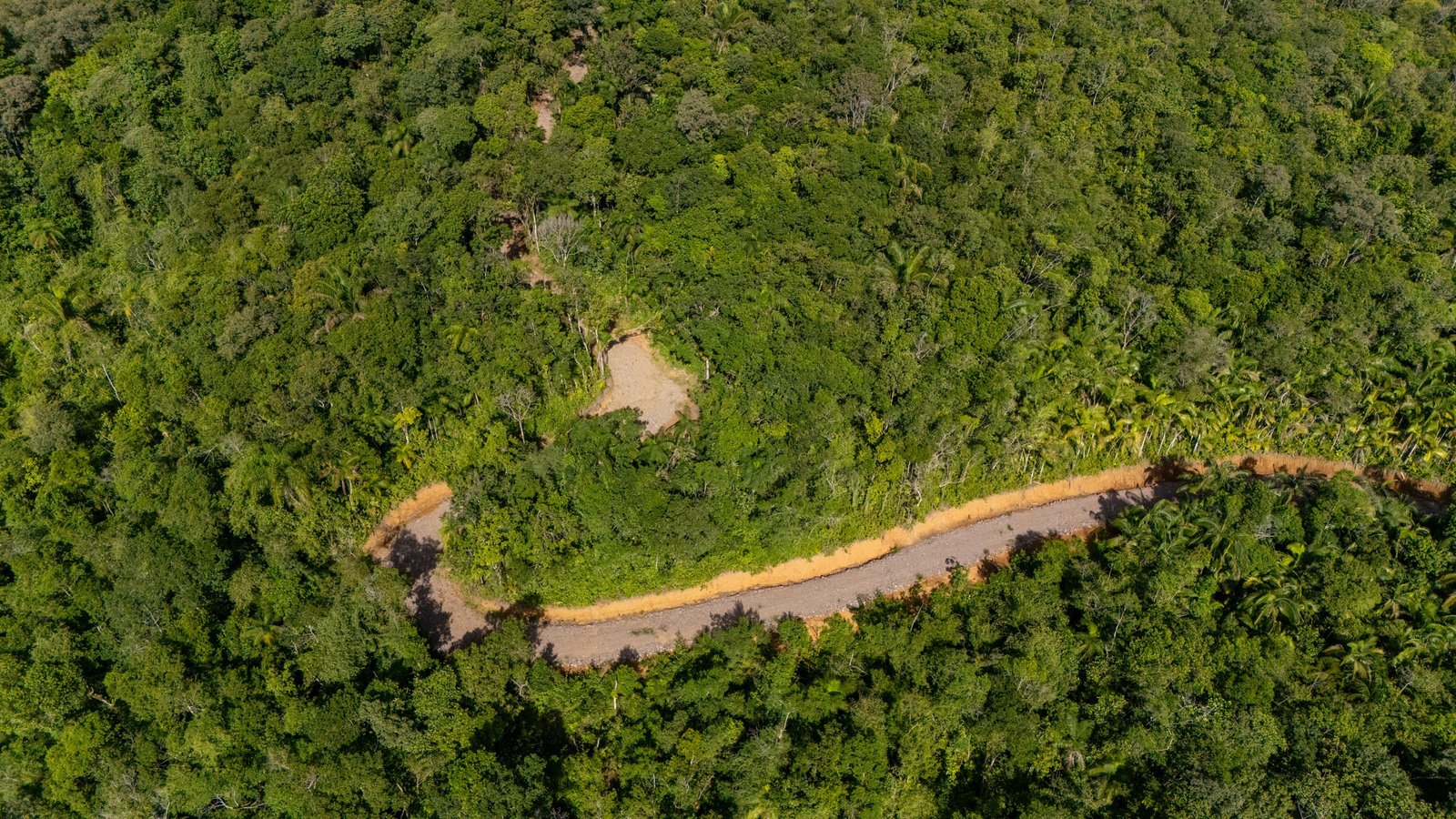 Vista alta da região de Morretes com relevo recortado ao fundo