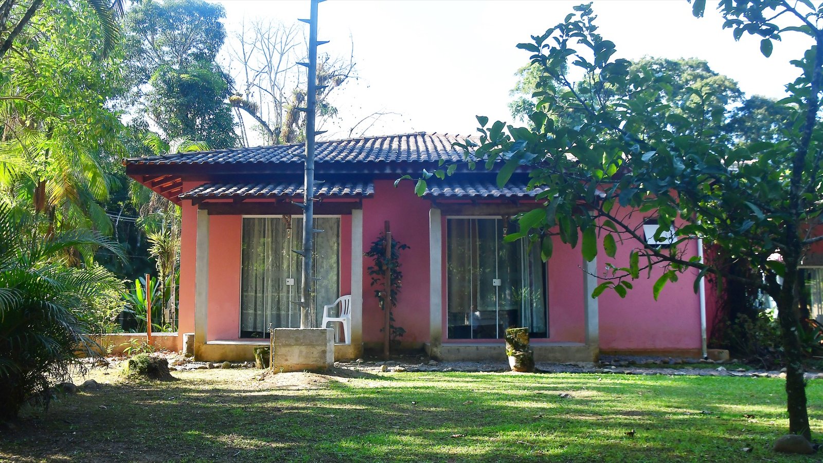 Fachada rosa da casa principal