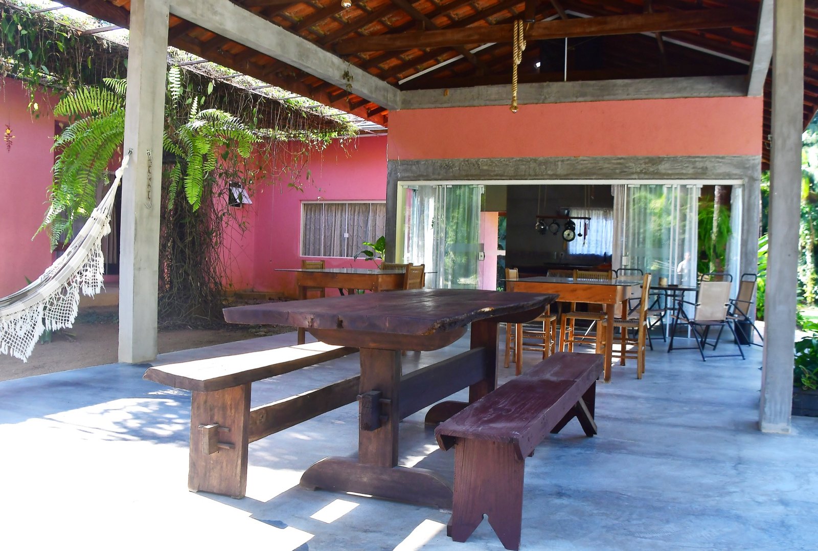 Varanda coberta com mesa e bancos