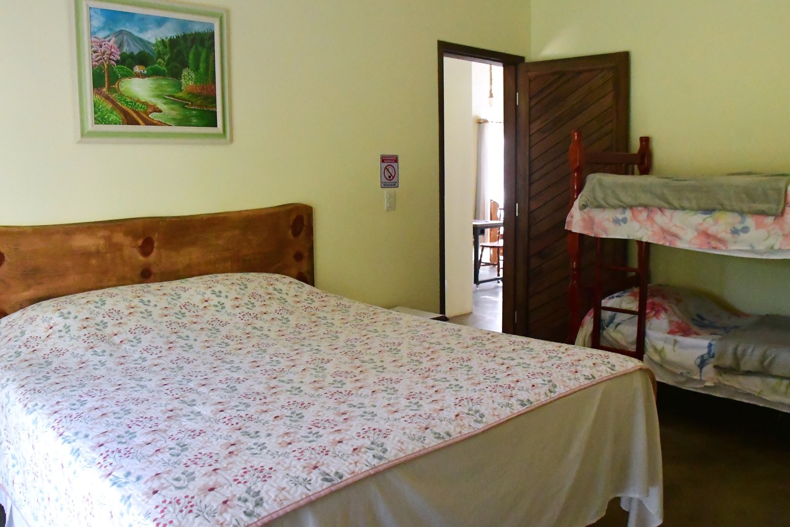Quarto com cama de casal e beliche