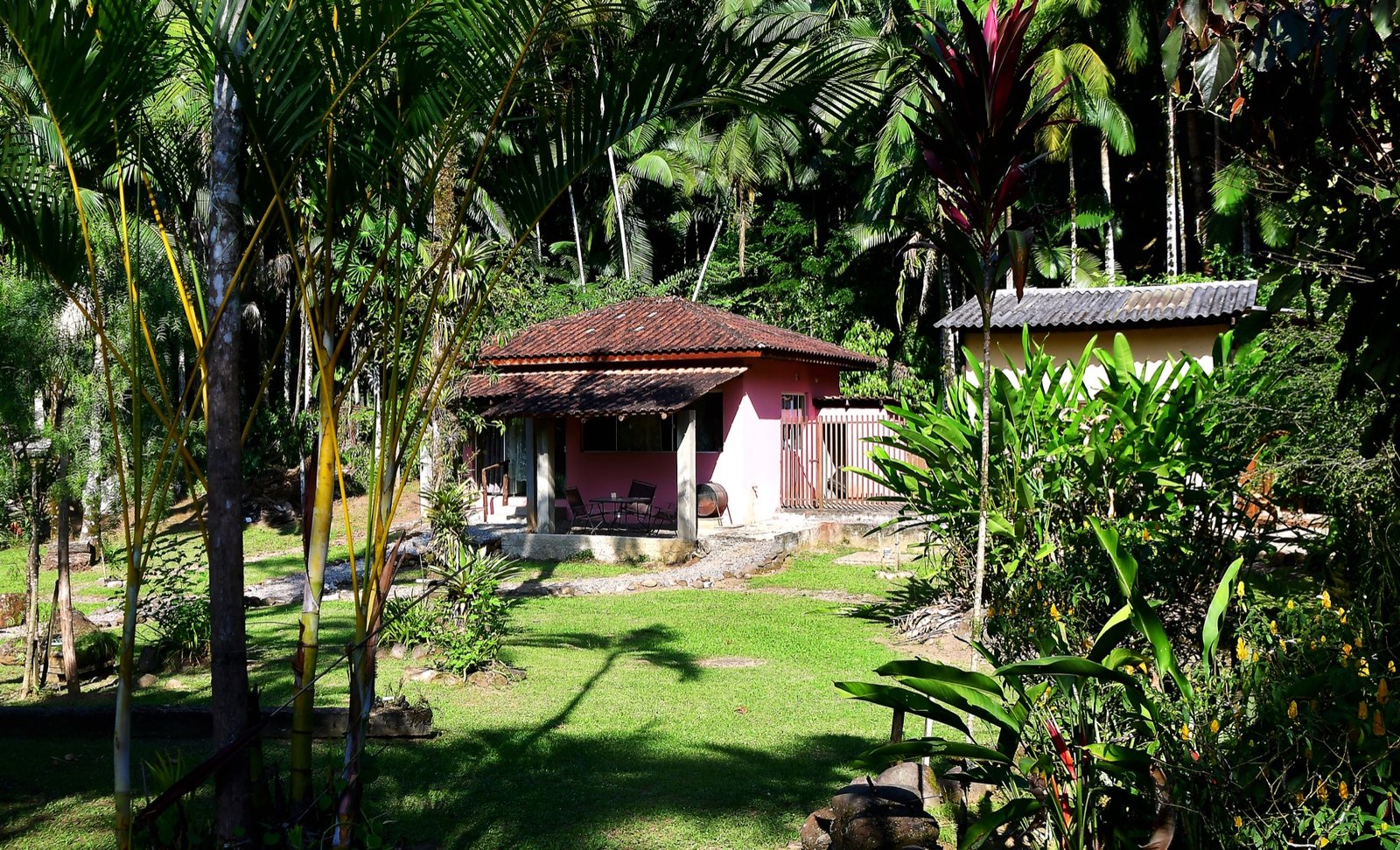 Casa principal vista pelo jardim