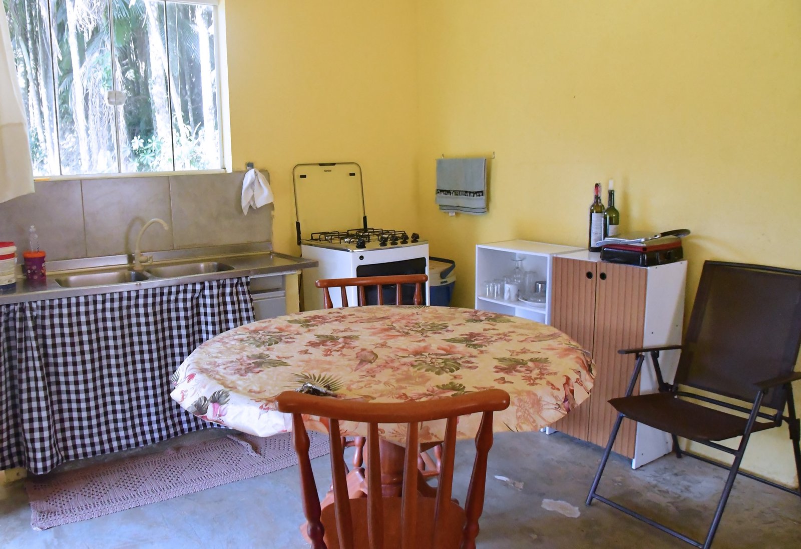 Cozinha compacta com mesa redonda