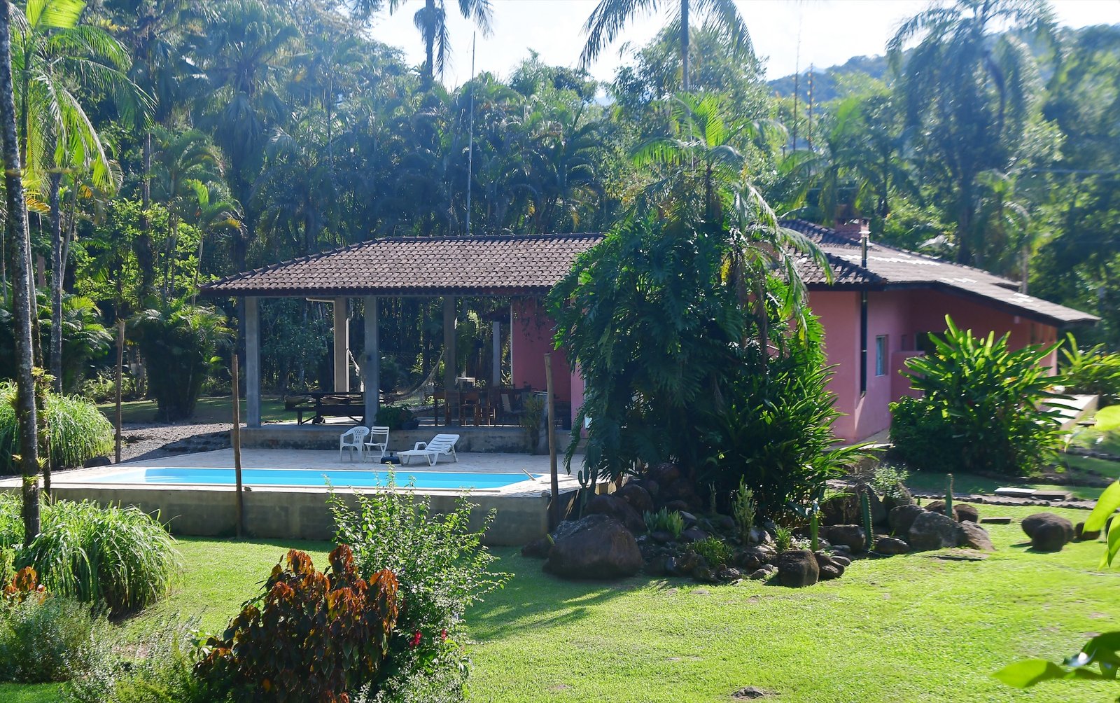 Vista da casa, piscina e jardim do Lote 02
