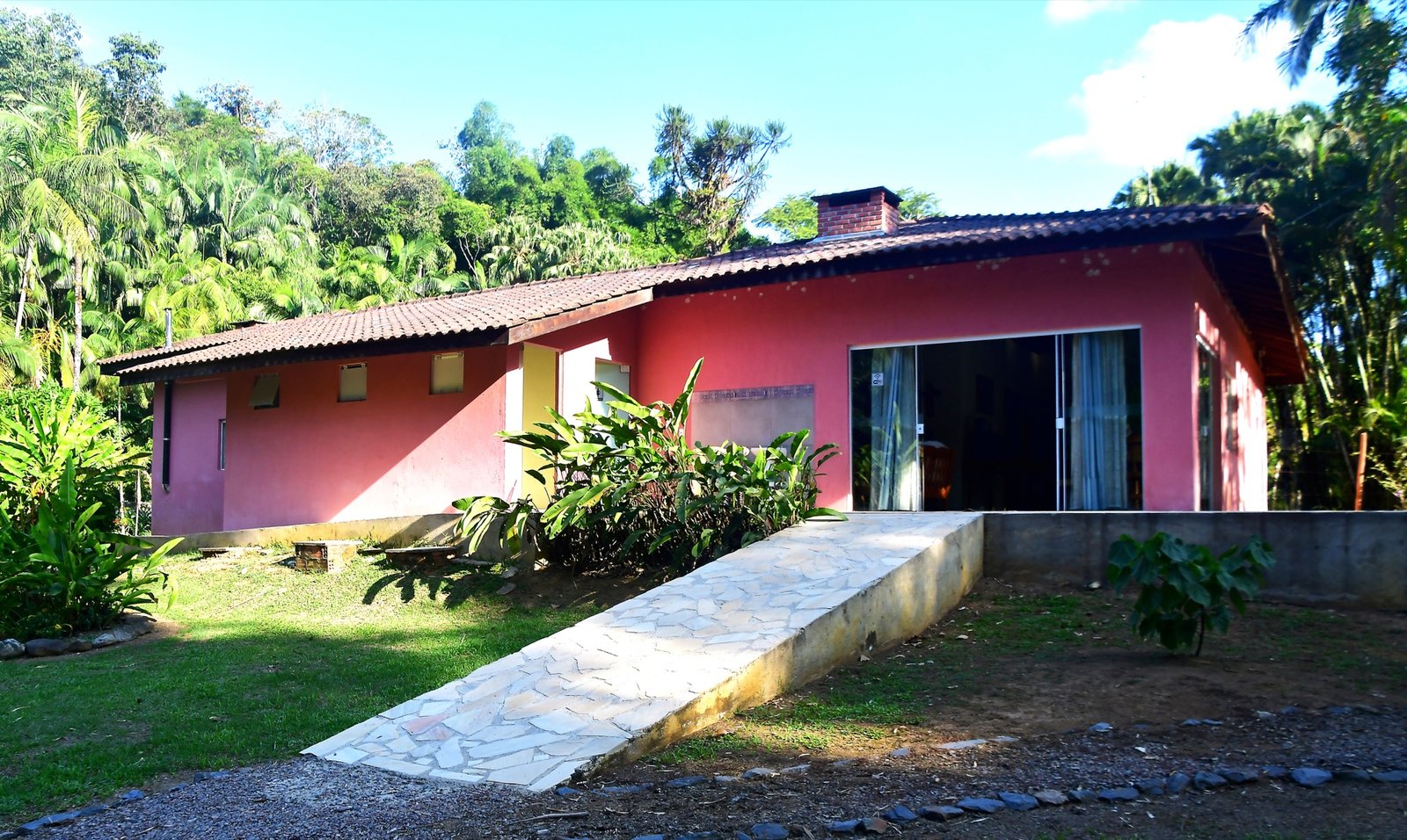 Fachada lateral da casa com rampa de acesso