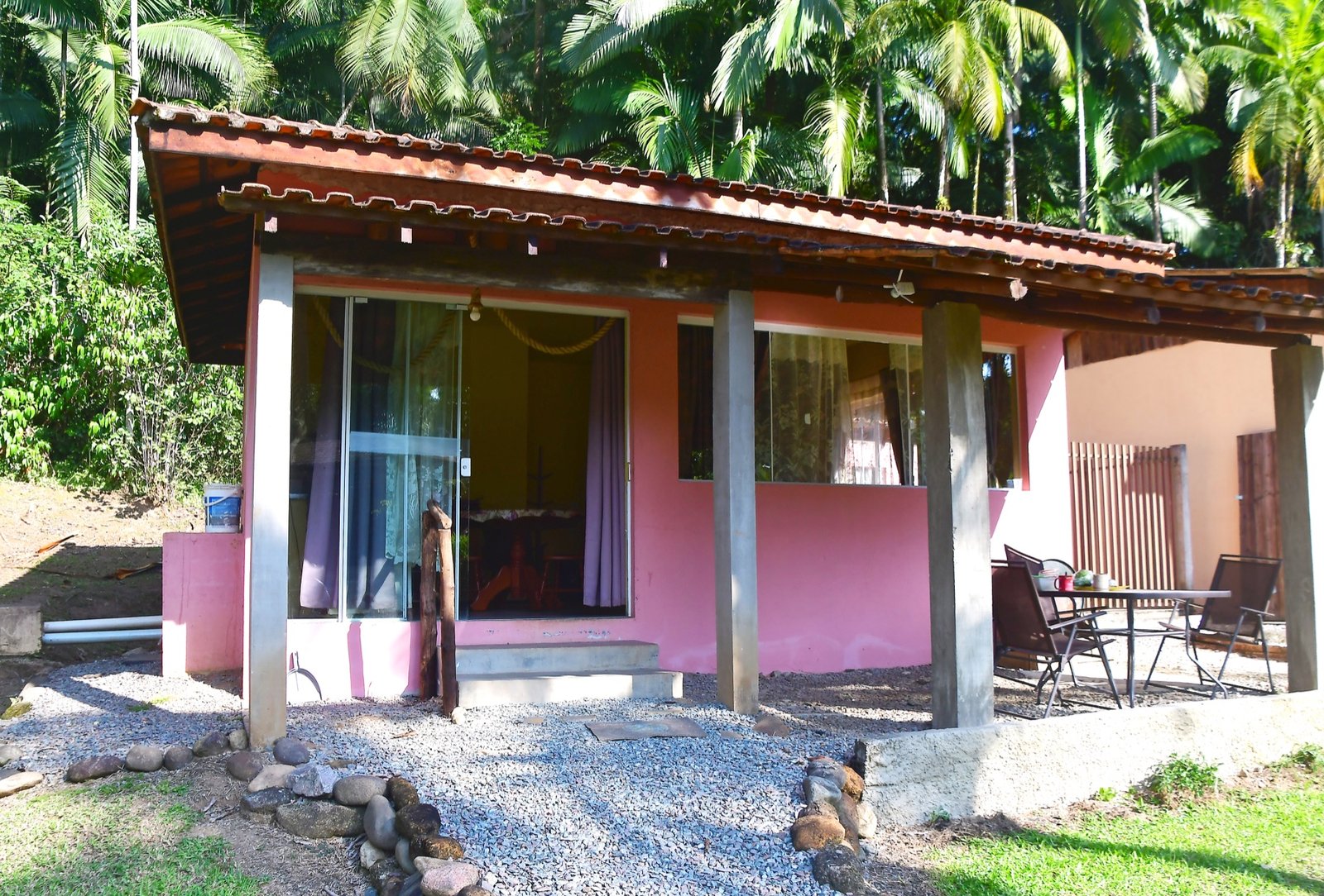 Fachada frontal com varanda