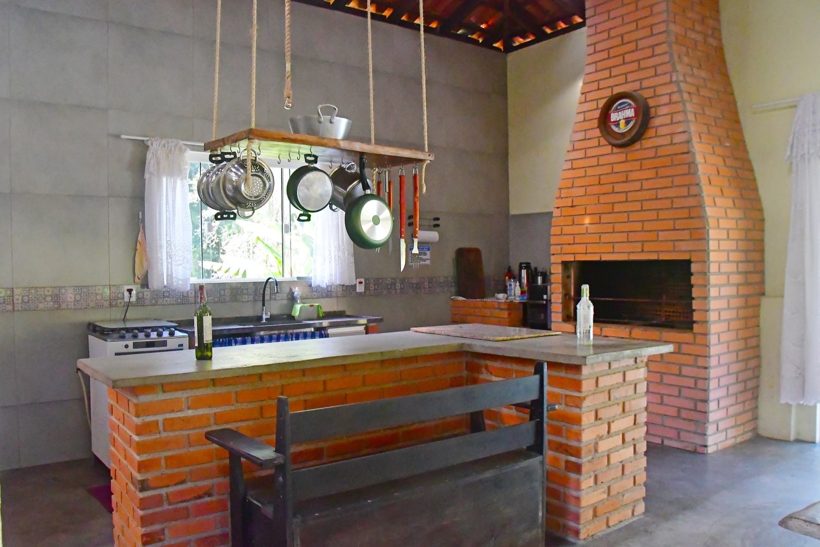 Cozinha gourmet com churrasqueira de tijolos