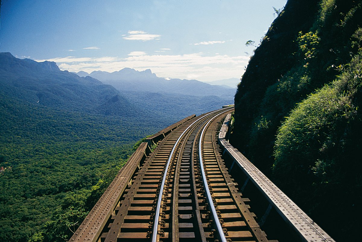 Trilhos suspensos sobre a Serra do Mar no percurso ferroviário até Morretes